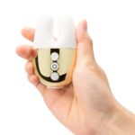 Le Wand Double Vibe Clitoral Vibrator Gold White LW035WG 4890808245354 Hand Detail