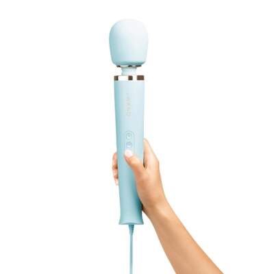 Le Wand Plug In Wand Massager Blue LW 020SKY 4890808227725 Hand Model Detail